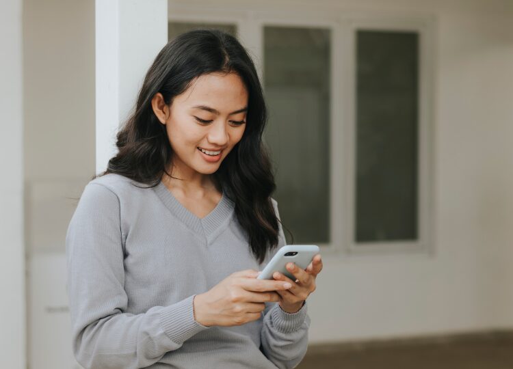 スマホをいじる女性画像